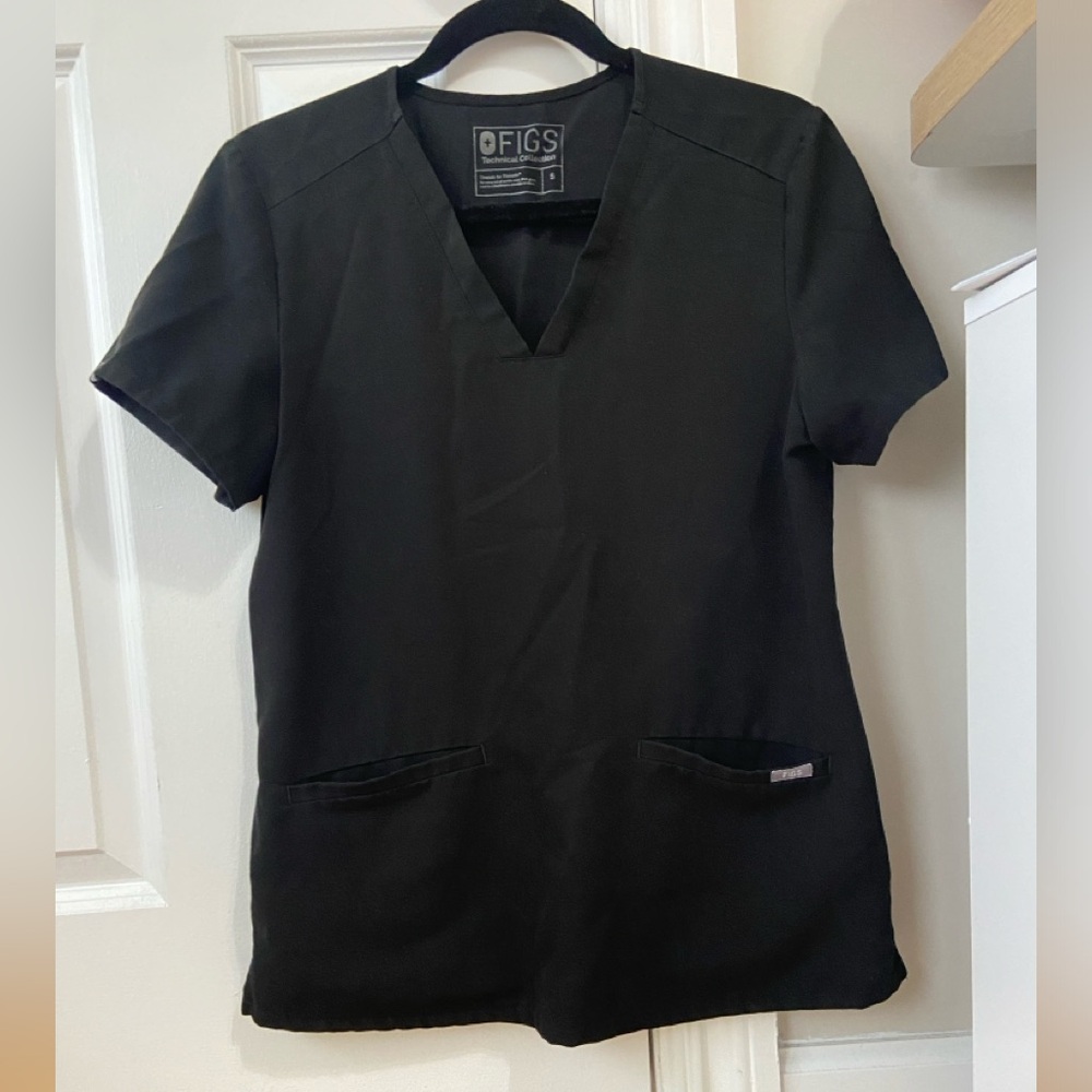 Black FIGS Casma Three-Pocket Scrub Top